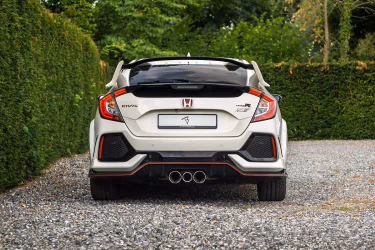 Vào năm 2017, Honda Civic Type R FK8 là mẫu xe dẫn động cầu trước nhanh nhất tại trường đua Nurburgring với thành tích 7 phút 43,8 giây. Thành tích này đã bị phá vỡ bởi mẫu Renault Mégane RS Trophy-R vào năm 2019.