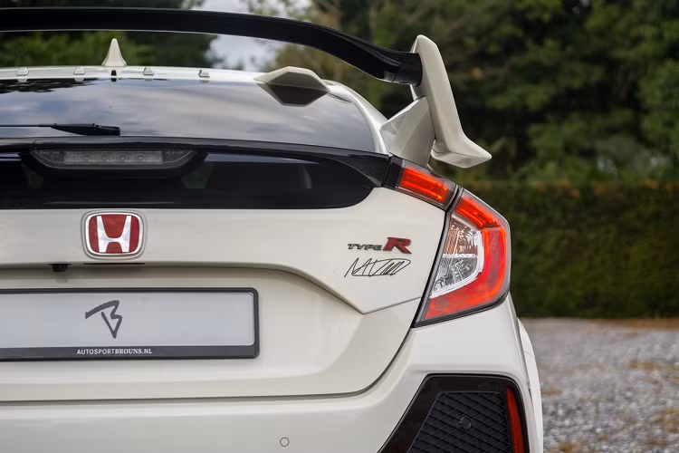Tại cửa khoan chứa đồ phía sau, chữ ký của Max Verstappen nằm bên dưới logo Type R.