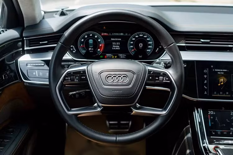 Các trang bị tiện ích trên Audi S8 có: màn hình thông tin giải trí cảm ứng kích thước 10,1 inch, màn hình 8,6 inch để chỉnh các tính năng xe, hệ thống làm mát, rèm chỉnh điện, ghế chỉnh điện tích hợp sưởi/làm mát/massage,…