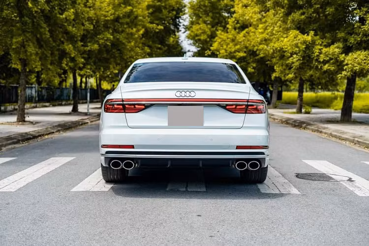 Là phiên bản hiệu suất cao của Audi A8, Audi S8 thế hệ thứ 4 có nhiều điểm khác biệt ở ngoại thất như hốc gió to hơn cùng hệ thống ống xả kép dạng tròn giúp nhấn mạnh sự thể thao và cao cấp.