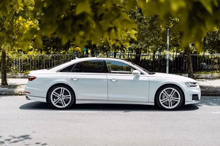 Chiếc Audi S8 2021 hạng sang này có ngoại thất màu trắng sang trọng, đi kèm bộ mâm 5 chấu kép kích thước 21 inch và cùm phanh gốm sơn bạc bên trong. Qua hình ảnh người bán đăng tải có thể thấy, tình trạng của chiếc xe còn khá mới. 