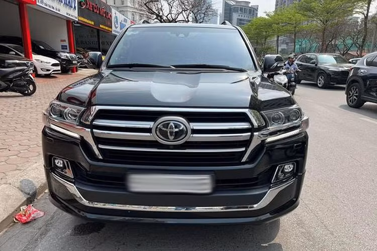 Đây là phiên bản được sản xuất dành cho các thị trường châu Âu và Nga, với các trang bị tiện nghi thuộc hàng xe sang và đầy đủ nhất trong dòng xe Land Cruiser. Cũng theo người bán, chiếc xe SUV Toyota Land Cruiser VXS Executive Lounge 2021 này có ODO hơn 30.000 km