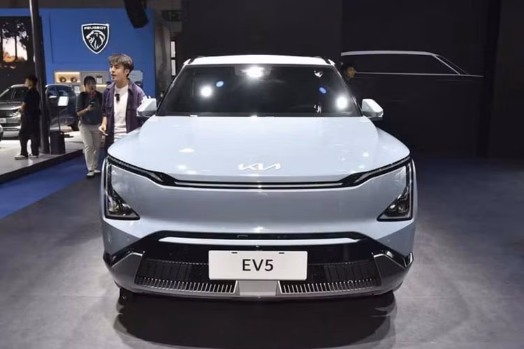 Kia EV5 chạy điện được phát triển dựa trên cơ sở gầm bệ E-GMP của tập đoàn mẹ Hyundai. Xe có kích thước ngang ngửa Sportage, với các số đo dài x rộng x cao lần lượt là 4.615 x 1.875 x 1.715 mm và chiều dài cơ sở 2.750 mm.