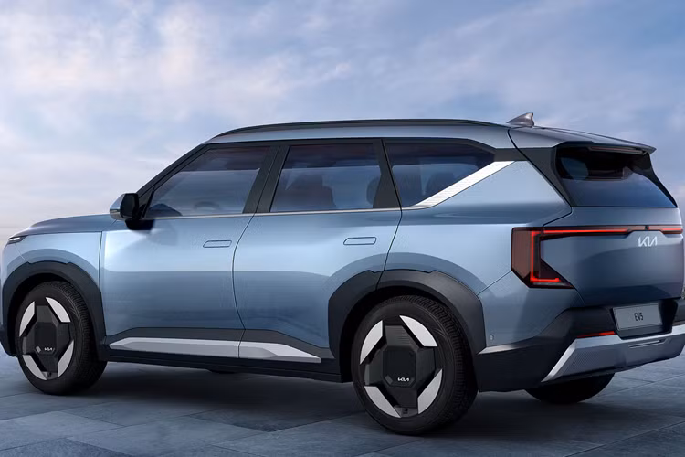 Kia EV5 bản tiêu chuẩn được trang bị mô tơ điện có công suất 215 mã lực, kết hợp với cụm pin 64 kWh cho quãng đường di chuyển khoảng 530 km với một lần sạc đầy. Phiên bản dẫn động bốn bánh có công suất 308 mã lực, đi kèm pin 88kWh.