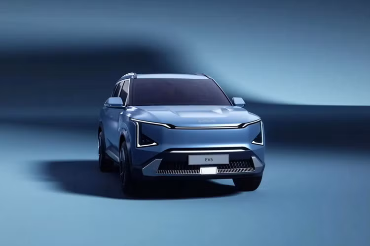 Không gian nội thất của Kia EV5 có thiết kế khá giống “đàn anh” EV9, thể hiện rõ nhất qua màn hình kép 12,3 inch tại táp lô và màn hình cảm ứng 5 inch cỡ nhỏ để điều chỉnh điều hòa bên dưới. Vô-lăng 4 chấu tích hợp hầu hết các nút điều khiển cơ bản, nhưng Kia chọn dùng phím cơ cho điều hòa.
