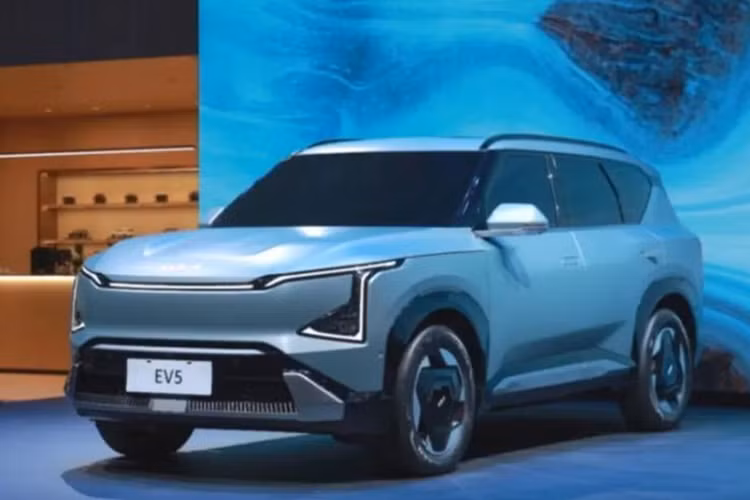 Sau khi ra mắt EV5 vào hồi tháng 8 năm nay, Kia đã chính thức công bố mở bán mẫu SUV thuần điện này tại Triển lãm ô tô Quảng Châu 2023. Kia EV5 2024 mới được phân phối với 3 phiên bản, đi kèm mức giá từ 149.800 - 174.800 nhân dân tệ (tương đương 490 - 567 triệu đồng).