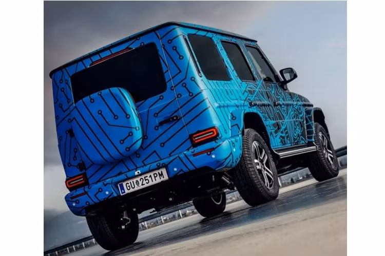 Hiện chưa có nhiều thông tin về trang bị vận hành của EQG, nhưng Mercedes-Benz xác nhận xe sẽ có tới bốn mô-tơ điện. EQG có thể là mẫu xe đầu tiên được trang bị loại pin silicon mới với mật độ năng lượng dày đặc hơn so với pin than chì truyền thống, giúp cải thiện hiệu suất vận hành.