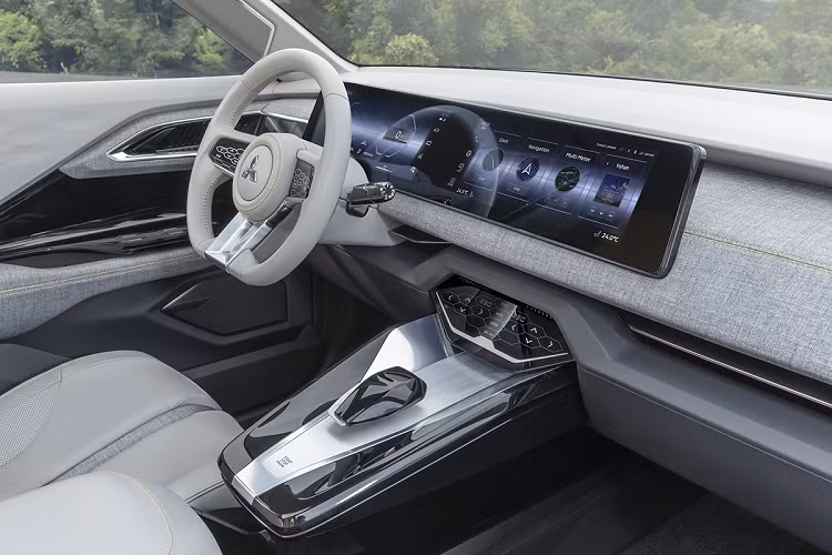 Cụ thể hơn, mẫu xe SUV Mitsubishi XFC sẽ có 4 chế độ lái, bao gồm Normal (thông thường), Wet (đường ướt), Gravel (đường sỏi) và Mud (đường bùn). "Xe có gầm cao cùng 4 chế độ lái Normal, Wet, Gravel và Mud.