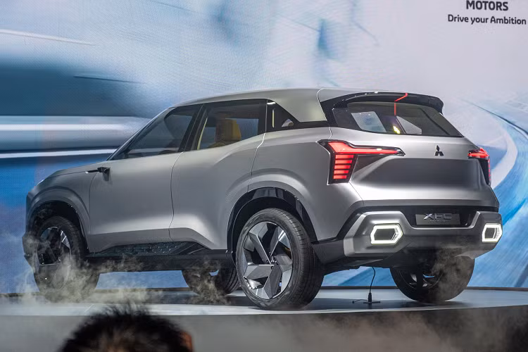 Trong năm 2022, các nhân viên tư vấn bán hàng tại đại lý ở Việt Nam cũng đã bắt đầu mở cọc cho mẫu SUV cỡ B này. Mức giá dự kiến mà nhân viên tư vấn bán hàng đưa ra dành cho Mitsubishi XFC là khoảng 600 - 700 triệu đồng.