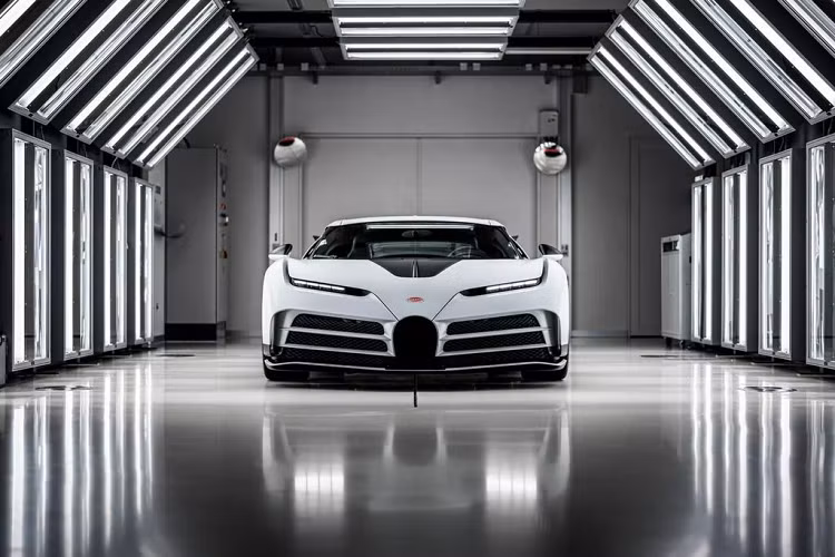 Theo đó, Bugatti đã thuê ông Gregoire Haller-Meyer – một chuyên gia đo lường, người sẽ sử dụng các phép đo để đảm bảo quy trình hoặc sản phẩm đạt tiêu chuẩn cao nhất. Gregoire Haller-Meyer chịu trách nhiệm đo đạc và phân tích tất cả các bộ phận, linh kiện trên xe để đảm bảo chúng khớp nhau hoàn hảo.
