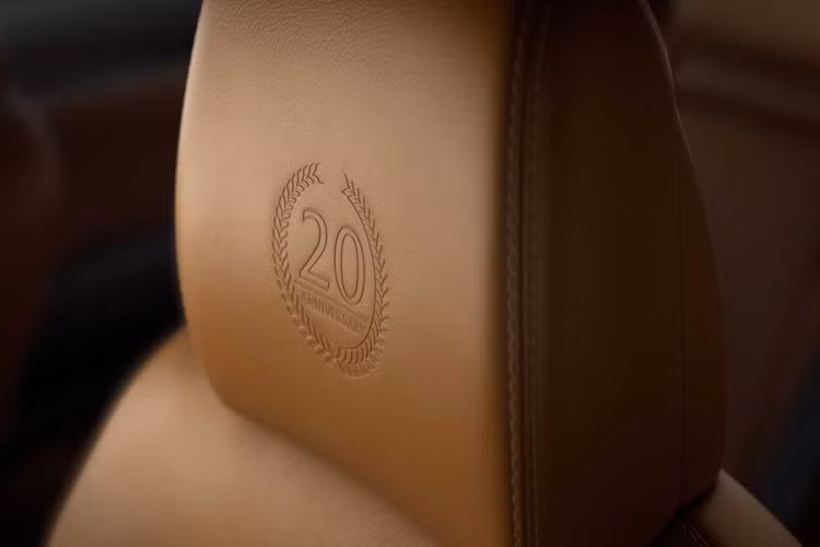 Tựa đầu hàng ghế trước cũng được dập nổi logo kỷ niệm 20 năm. Xe có các tiện ích nổi bật khác bao gồm: sạc không dây, cụm đồng hồ kỹ thuật số 7 inch, điều hòa tự động 2 vùng...