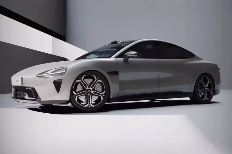 Trong đó, khu vực đầu xe khiến người ta liên tưởng đến McLaren, nhất là đèn pha và cản trước. Đèn pha của Xiaomi SU7 có thiết kế hình giọt nước và được chia thành 2 tầng bởi dải đèn LED định vị ban ngày.