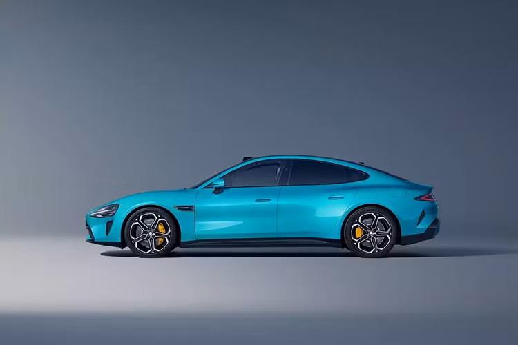 Ngoài ra, xe còn có bộ vành hợp kim 5 chấu kép với thiết kế như mâm của siêu xe Lamborghini Huracan Evo và gương chiếu hậu không viền. Tùy theo phiên bản, xe sẽ dùng vành 19 inch hoặc 20 inch và có thêm cùm phanh màu vàng nổi bật. Khu vực phía sau của Xiaomi SU7 khiến người ta nhớ đến xe thể thao hạng sang Aston Martin DBS.