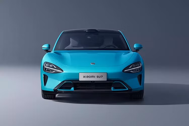 Cái tên SU7 này được viết tắt từ cụm "Speed Ultra", ám chỉ tốc độ của xe. Theo đúng xu hướng của làng ôtô điện thế giới. Mẫu xe điện Xiaomi SU7 mang trên mình ngoại hình mượt mà và được thiết kế theo phong cách tối giản.