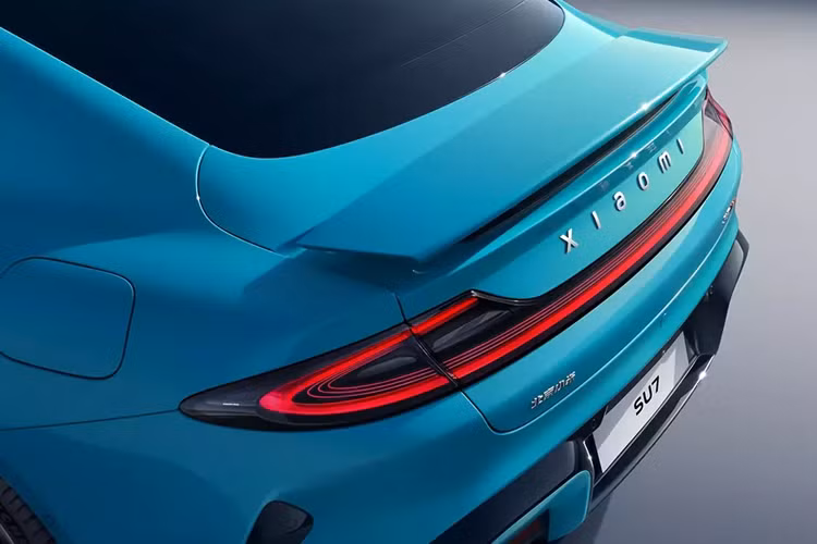 Trong khi đó, bản AWD có thêm mô-tơ điện mạnh 369 mã lực trên cầu trước, cho sức mạnh tổng cộng 664 mã lực. Bản RWD có trọng lượng 1.980 kg và vận tốc tối đa 210 km/h. Hai con số tương ứng của bản AWD là 2.205 kg và 265 km/h.