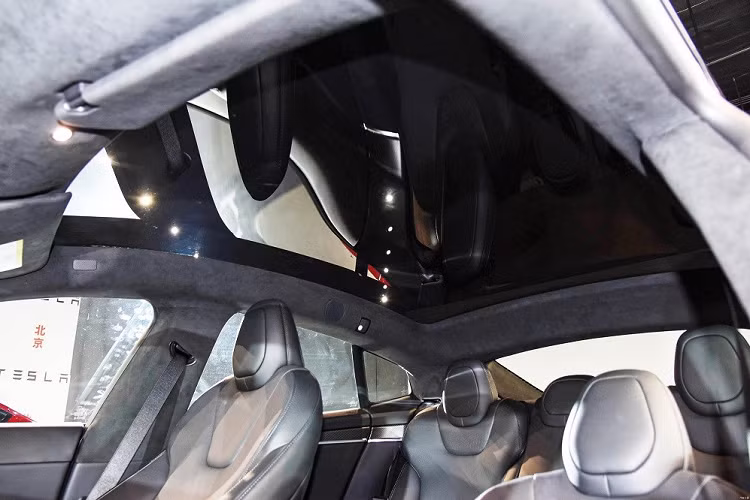 Ở phiên bản 2023, Tesla Model S có thêm tùy chọn miễn phí là vô lăng tròn thông thường. Tuy nhiên, chiếc xe được trưng bày tại Trung Quốc vẫn lắp vô lăng hình chữ nhật có tên Yoke theo cách gọi của hãng Tesla. Trên vô lăng này không có các phím chức năng mà thay bằng 2 thanh cuộn để chỉnh một số tính năng của xe, bao gồm cả xi nhan và rửa kính lái. Phía sau vô lăng là bảng đồng hồ kỹ thuật số 12,3 inch nằm khá cao...
