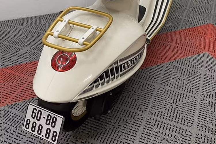Trước đó vào hồi tháng 9 năm ngoái, giới mê xe đã được phen xôn xao khi một chiếc Vespa 946 Christian Dior được rao bán với mức giá 3,5 tỷ đồng. Được giới thiệu là xe mới cứng, chưa đổ xăng và câu bình ắc-quy (điều này đồng nghĩa với việc xe chưa đăng ký) nhưng trên hình đăng xe lại được lắp biển số ngũ quý 6.