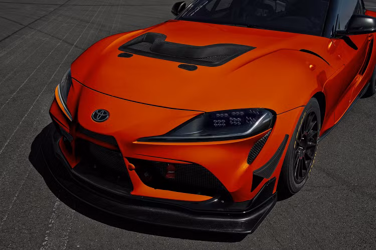 GR Supra GT4 EVO 100 Edition được tinh chỉnh lại thiết kế đậm chất khí động học. Xe trang bị động cơ twin-turbo 6 xy-lanh thẳng hàng 3.0L, đi kèm bộ ECU của Marelli cùng hệ thống ống xả thể thao Akrapovic.