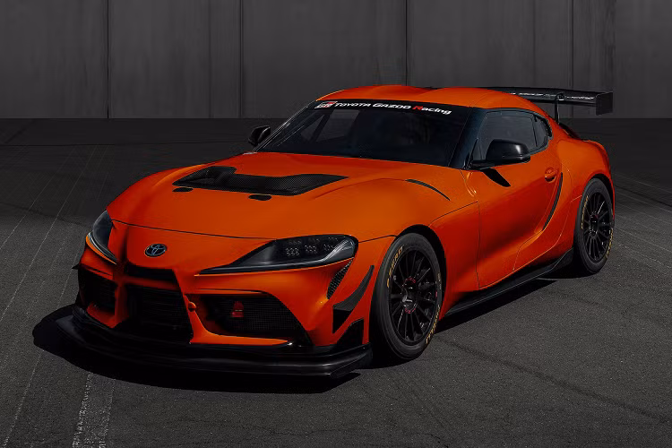 Vào tháng 3/2020, Toyota đã bàn giao xe đua Supra GT4 đầu tiên tại thị trường châu Âu. Khi đó, Toyota đã thực hiện 100 xe đua dành cho khách hàng tại Nhật Bản nhằm kỷ niệm cột mốc này. 100 xe Toyota GR Supra Plasma Orange 100 Editions bản thương mại lấy cảm hứng từ xe đua GR Supra GT4 EVO.