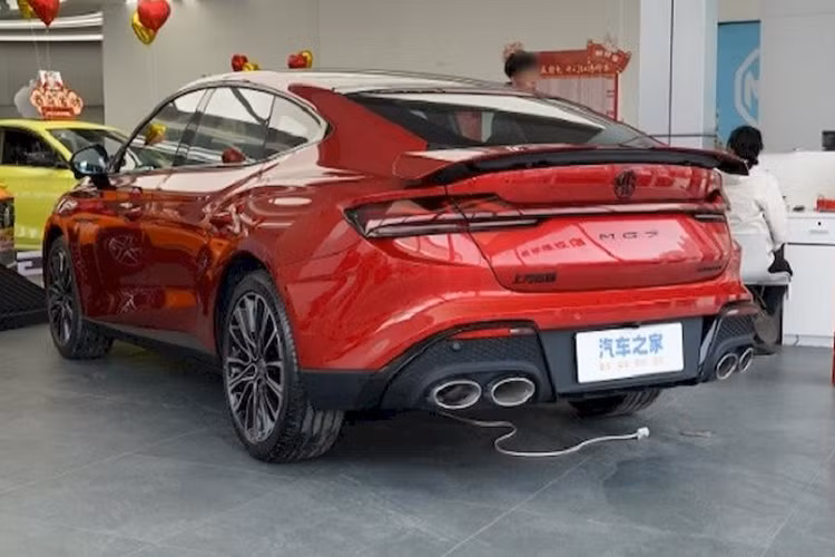 MG7 2023 mới lần đầu ra mắt vào hồi tháng 8/2022 và chính thức mở bán từ tháng 3 năm nay tại thị trường Trung Quốc. Mẫu sedan này sở hữu kích thước dài x rộng x cao lần lượt là 4.884 x 1.889 x 1.447 mm và chiều dài cơ sở đạt 2.778 mm. MG7 2023 sở hữu thiết kế thể thao, khỏe khoắn nhưng cũng không kém phần hiện đại.