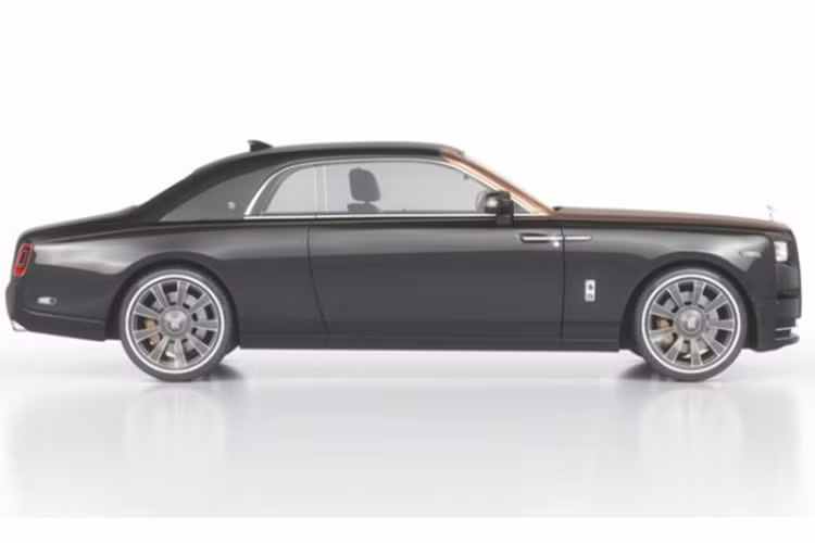 Nội thất của chiếc Rolls-Royce Phantom Coupe độ Ares Modena được hoàn thiện hoàn toàn thủ công bằng các vật liệu cao cấp. Taplo và tựa tay hàng ghế sau được nâng cấp với các họa tiết hình quả trám, trong khi ghế ngồi, tapli cửa và vô lăng được trang trí bằng các họa tiết có màu vàng Rose Gold.