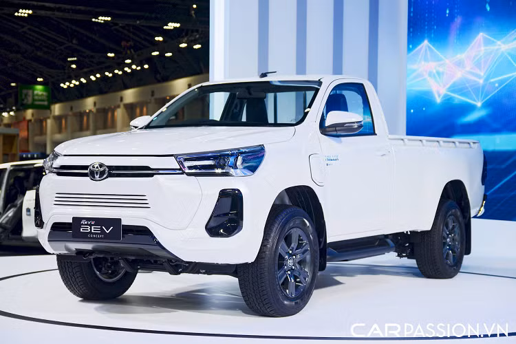 Đây là ý tưởng về chiếc Toyota Hilux thuần điện trong tương lai và từng lần đầu xuất hiện trong sự kiện kỷ niệm 60 năm thành lập thương hiệu Toyota tại Thái Lan vào tháng 12/2022. Hilux Revo BEV Concept tượng trưng cho những gì mà Toyota muốn đạt được với dự án phát triển xe bán tải cỡ trung chạy hoàn toàn bằng điện.