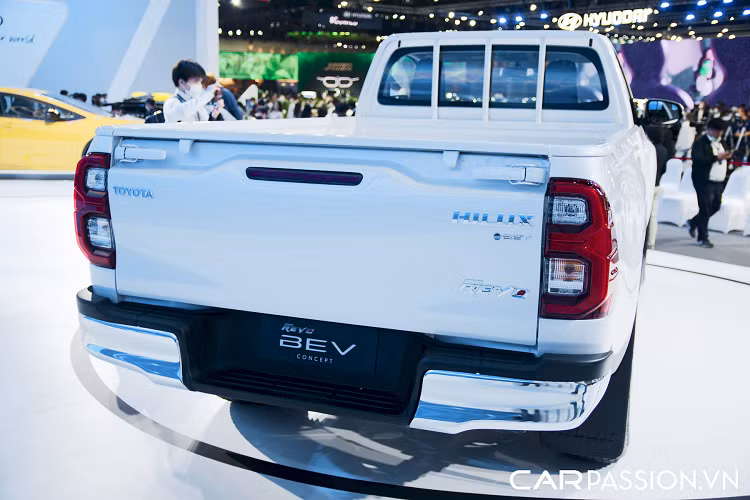 Ông Akio Toyoda, cựu CEO Toyota đã từng cho biết rằng quá trình phát triển phiên bản bán tải Toyota Hilux chạy điện được thực hiện ở Thái Lan, vì tại quốc gia này xe bán tải cực kỳ phổ biến với đầy đủ 3 kích thước cabin gồm đơn (single cab), nhỡ (extended cab) và kép (dual cab).