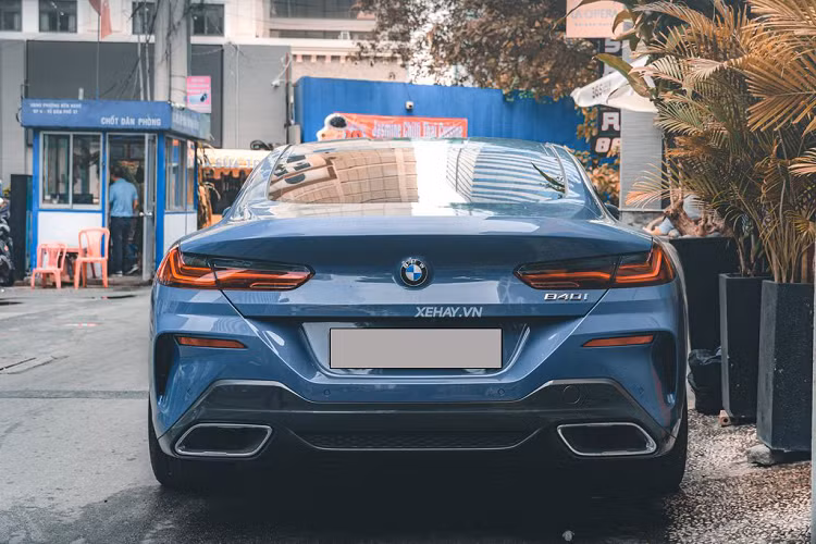 Với gói M Sport, có thể chiếc xe này sẽ có hệ thống treo và hệ thống lái thể thao. Xe có thể tăng tốc từ 0-96 km/h chỉ trong 4,7 giây. Trên thị trường, BMW 8-Series cạnh tranh trực tiếp với Mercedes-Benz S-Class Coupe. Mức giá xe BMW 840i Coupe khi mới về Việt Nam ra đủ giấy tờ và lăn bánh khoảng gần 8 tỷ đồng.