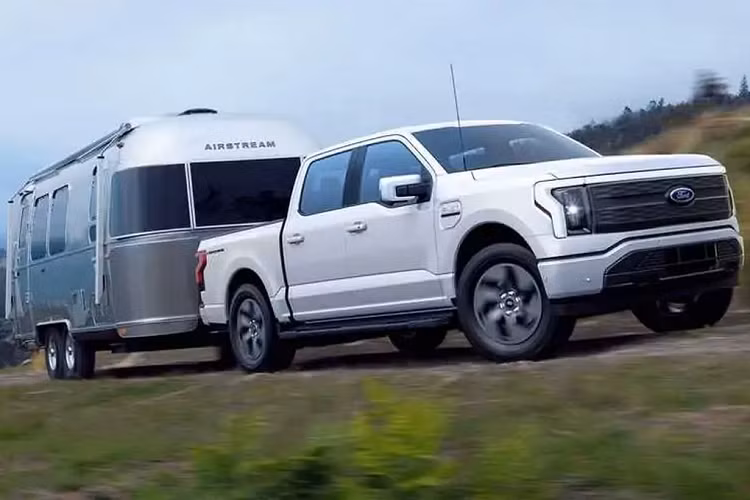 Theo Insideevs, Farley của Ford rõ ràng đã nhận thức được rằng vẫn còn những phân khúc cần được “khai thác” điện hoá. Jim Farley đã giải thích với các nhà phân tích trong báo cáo thu nhập quý I năm 2023 của Ford rằng, những chiếc SUV điện Ford hai hàng ghế trên thị trường đã trở nên dư thừa.