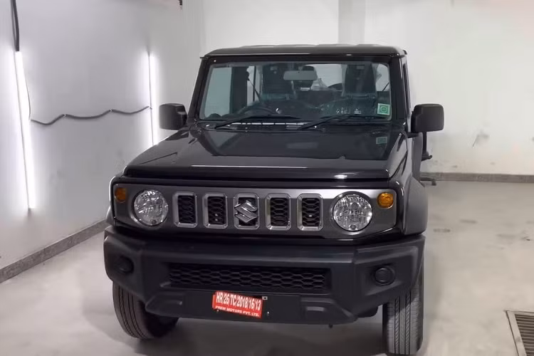 Với bản Suzuki Jimny Zeta tiêu chuẩn, mẫu SUV được mệnh danh "tiểu Mercedes-Benz G-Class" này có lưới tản nhiệt với 5 khe nằm dọc, bao quanh bằng viền mạ crôm và logo Suzuki ở giữa. 