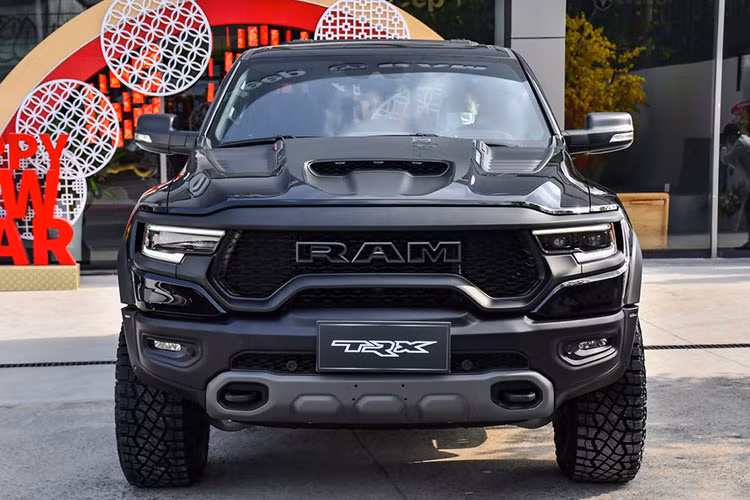 Siêu bán tải của nhà Ram có màn hình cảm ứng 12 inch và hệ thống thông tin giải trí Uconnect cùng rạp hát là dàn âm thanh Harman Kardon 19 loa 900 watt cao cấp. Xe còn có màn hình hiển thị trên kính lái.