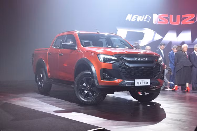 Tại thị trường Việt Nam, Isuzu D-Max lại khá ế ẩm. Trong tháng 8/2023, chỉ có 21 chiếc xe bán tải này đến tay khách hàng Việt, nâng con số cộng dồn từ đầu năm 2023 đến nay lên 364 xe. Theo nhiều khách hàng Việt cho hay, mẫu xe bán tải này kén khách một phần vì sở hữu thiết kế kém nịnh mắt và không phù hợp với đại đa số người dùng.