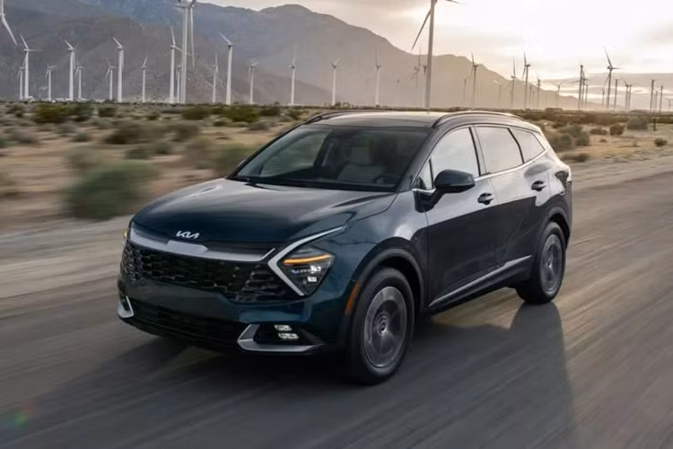 Hiện Kia Sportage tại Việt Nam được phân phối chính hãng, nhưng vẫn chưa có bản hybrid. Tuy nhiên, trong tương lai việc Sportage được trang bị động cơ hybrid là hoàn toàn có thể. Nếu bán tại Việt Nam, Kia Sportage Hybrid sẽ là đối thủ của Honda CR-V bản HEV.