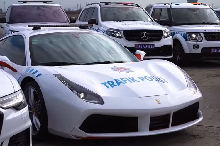 Siêu xe Ferrari 488 GTB cảnh sát cũng góp mặt trong dàn xe này. Tại Việt Nam, 488 GTB từng tạo nên cơn sốt trong giới chơi xe từ những năm 2016 - 2017 với mức giá lúc bấy giờ khoảng 17 - 18 tỷ đồng.