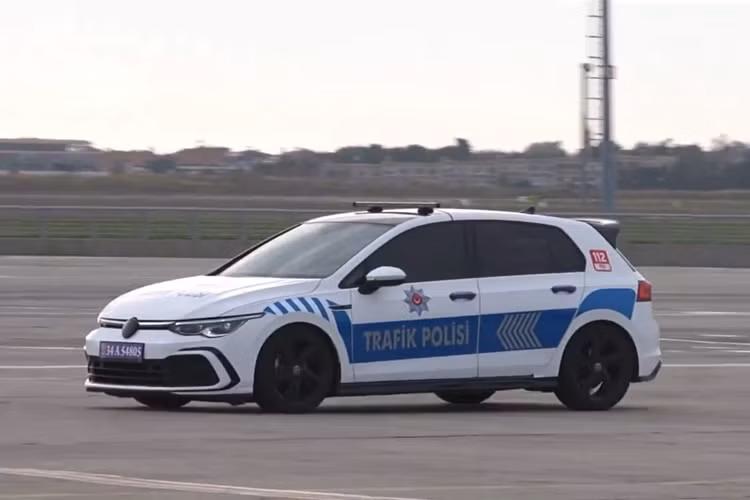 Ông Ali Yerlikaya cũng trực tiếp cầm lái mẫu hatchback cỡ nhỏ hiệu năng cao Volkswagen Golf R. Nhiều mẫu xe khác cũng được sử dụng làm xe tuần tra như Nissan Juke, BMW 1 Series, Peugeot 3008, Land Rover Discovery...