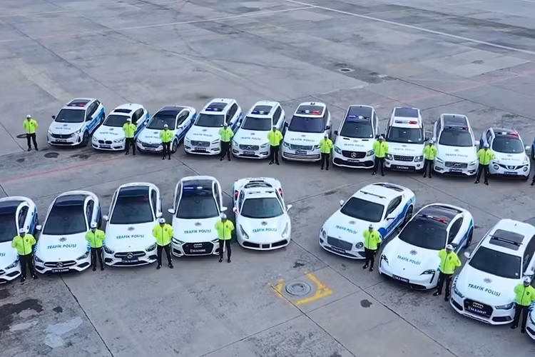Đây là chiến lợi phẩm trong vụ truy quét trùm buôn ma túy Hakan Ayik vào tháng 11/2023. Sau khi bắt giữ thành công đối tượng này, cảnh sát Thổ Nhĩ Kỳ cũng đã tịch thu dàn siêu xe trị giá hàng triệu USD của hắn.
