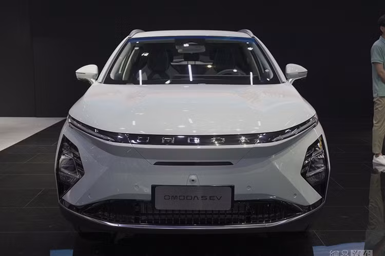 Không thua kém phiên bản máy xăng, OMODA 5 EV cũng có những tính năng an toàn chủ động ADAS như cảnh báo điểm mù, cảnh báo phương tiện cắt ngang khi lùi và phanh khẩn cấp tự động. OMODA 5 EV sẽ là mẫu ôtô thuần điện toàn cầu đầu tiên của hãng Chery. Ngoài Việt Nam, mẫu xe này còn ra mắt ở những thị trường khác như Indonesia và Thái Lan.