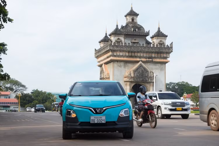 Hình ảnh taxi Xanh SM di chuyển qua Patuxay, nơi được ví như Khải Hoàn Môn của người Lào và That Luang - kỳ quan chùa vàng nổi tiếng tại Viêng Chăn.