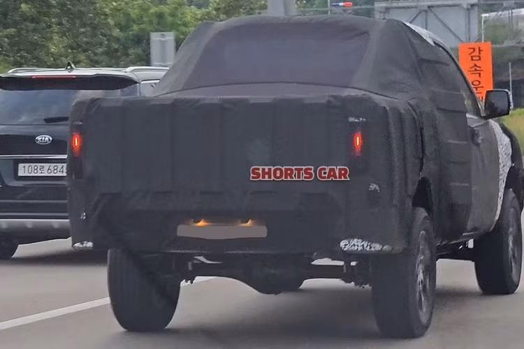 heo một số nguồn tin, Kia Tasman sẽ được phát triển dựa trên khung gầm hình thang hoàn toàn mới. Có vẻ như tân binh nhà Kia sẽ thuộc phân khúc xe bán tải hạng trung, tương tự Ford Ranger và Toyota Hilux. Đại diện hãng Kia còn coi Ford Ranger như chuẩn mực của phân khúc xe bán tải hạng trung. 