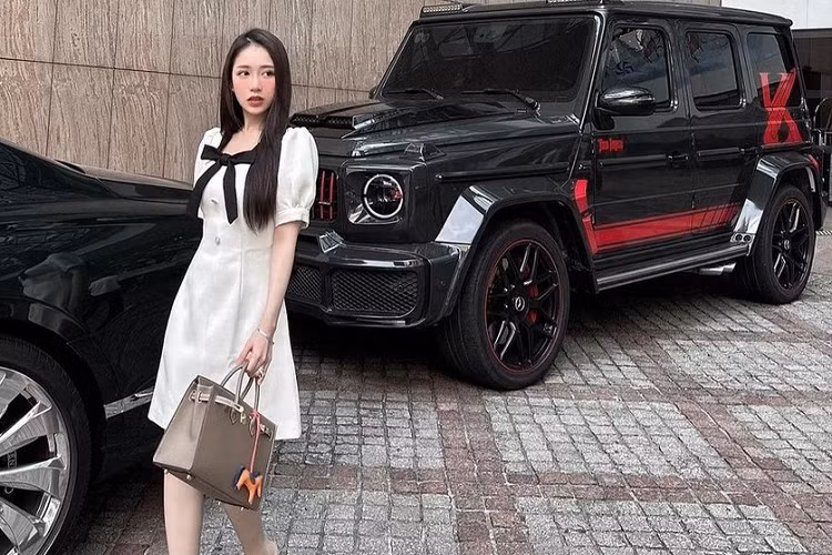 Chỉ sau vài tháng sở hữu, Minh Nhựa đã trang điểm lại chiếc Mercedes-AMG G63 Edition 1 theo phong cách của riêng mình với chữ ký, logo của công ty gia đình hay con số 405 được dán lên ngoại thất xe.