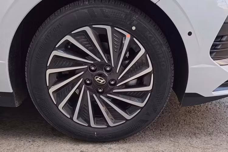 Ngoài ra, Hyundai Sonata 2024 còn có khe gió ở hai góc đầu xe, ngay phía dưới đèn pha, và nẹp màu bạc ôm lấy hốc gió trung tâm. Không riêng gì đầu xe, ngay cả nắp ca-pô của mẫu sedan hạng trung này cũng được thay đổi với những đường dập gân nổi bật hơn. Tương tự Hyundai Accent 2023, logo của hãng Hyundai trên Sonata mới đã được chuyển từ lưới tản nhiệt lên nắp ca-pô.