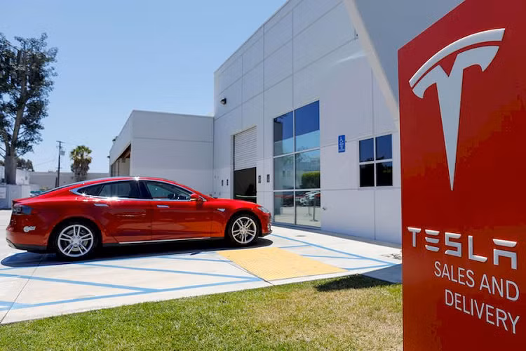  Tesla Tesla là nhà sản xuất ôtô điện và các linh kiện, phụ tùng cho xe điện có trụ sở tại Hoa Kỳ. Công ty được thành lập vào tháng 7/2003 nhưng hoạt động ẩn danh, đến năm 2006 Tesla được biết đến khi công bố ra mắt dòng xe điện đầu tiên là Roadster, mẫu xe 2 chỗ ngồi với số lượng bán ra hạn chế. Sau nhiều năm nghiên cứu và sản xuất ra nhiều dòng xe điện, Tesla đã trở thành thương hiệu dẫn đầu về xe “xanh” trên toàn cầu.