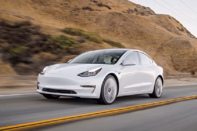 Một số mẫu xe ôtô điện phổ biến nhất của hãng bao gồm Model S, Roadster, Model 3, Model X và Model Y. Hơn nữa, Tesla đã và đang đầu tư rất nhiều vào việc xây dựng mạng lưới trạm sạc nhanh có tên Supercharger, cung cấp khả năng di chuyển đường dài.