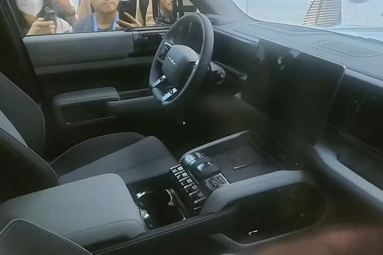 Mẫu SUV hạng trung này được trang bị cụm pin BYD Blade với dung lượng 30 kWh, cung cấp phạm vi hoạt động 125 km mà không cần dùng động cơ xăng. Sau khi sạc đầy pin và đổ đầy bình xăng 80 lít, xe có thể chạy 1.200 km.