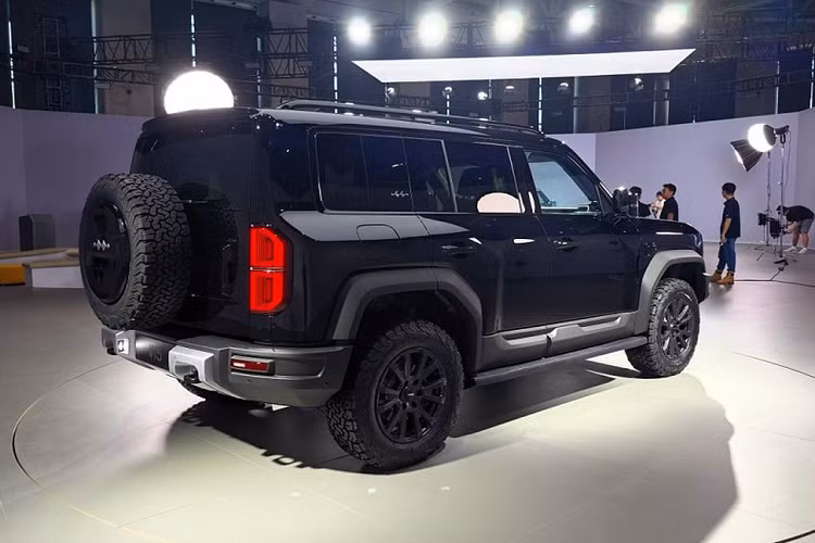 Mẫu xe đầu tiên của Fang Cheng Bao là mẫu SUV việt dã dùng khung gầm hình thang có tên là Leopard 5. Sau đó sẽ là Leopard 3 nhỏ hơn và Leopard 8 lớn hơn trình làng. Vừa qua, hãng BYD đã tổ chức sự kiện ra mắt Fang Cheng Bao Leopard 5 ở Trung Quốc.
