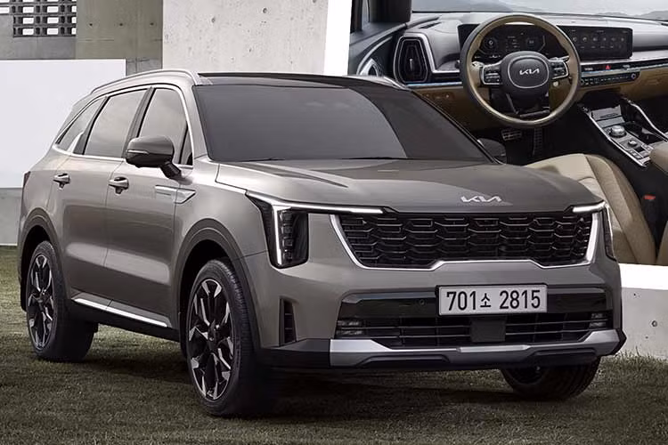 Sự xuất hiện của Kia Sorento nâng cấp sẽ tiếp tục đe dọa vị thế của Hyundai Santa Fe thế hệ mới. Tại Hàn Quốc, Kia Sorento là mẫu SUV hạng trung bán chạy nhất trong suốt 3 năm qua. Chỉ tính riêng trong 6 tháng đầu năm nay, người Hàn Quốc đã mua tổng cộng hơn 36.000 chiếc Kia Sorento.