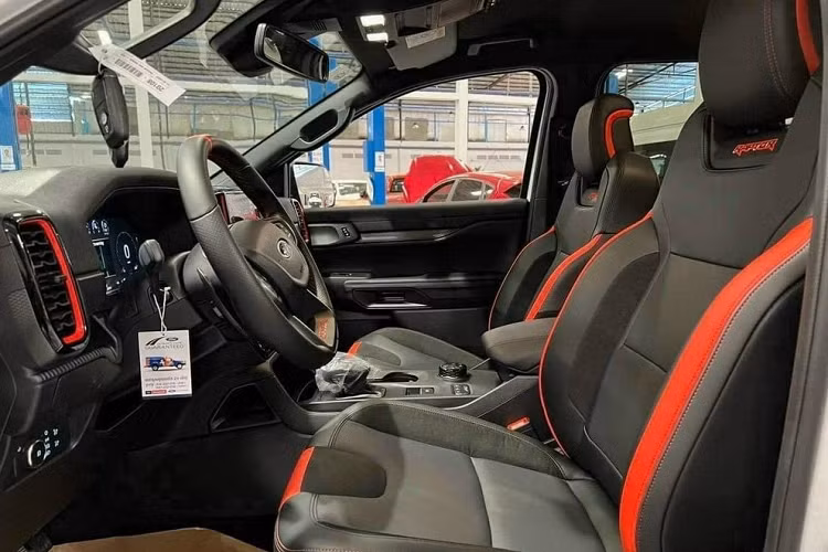Đến hôm nay, các thông tin xoay quanh về mẫu xe bán tải hạng nặng Ford Ranger Raptor 2023 tại Việt Nam tiếp tục được bật mí với thời gian ra mắt dự kiến vào tháng sau và nhiều đại lý đã bắt đầu hé lộ giá bán của mẫu xe này.