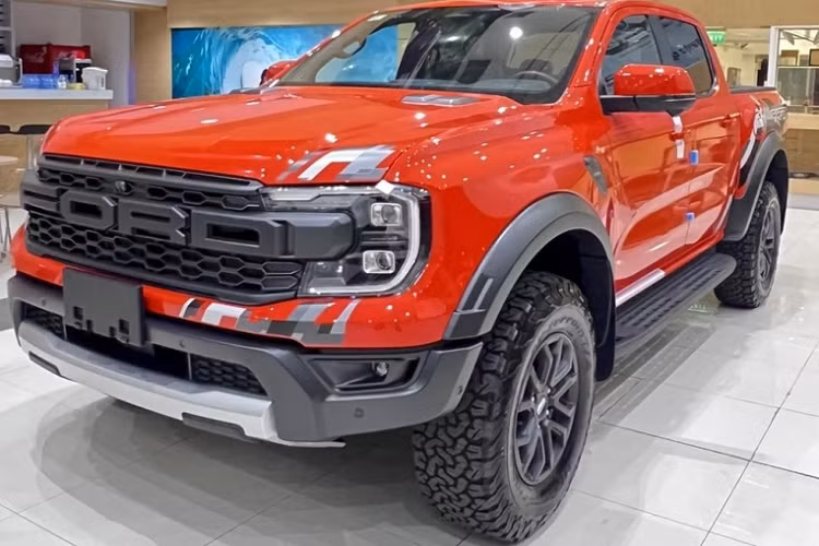 Cụ thể, mức giá bán dành cho chiếc xe bán tải Ford Ranger Raptor 2023 sử dụng động cơ 2.0L tương tự như Ranger Wildtrak 2022 đang bán tại Việt Nam sẽ là 1,303 tỷ đồng, và Ford Ranger Raptor 2023 được trang bị động cơ V6, dung tích 3.0 lít rất mạnh mẽ có giá dự kiến 1,505 tỷ đồng.