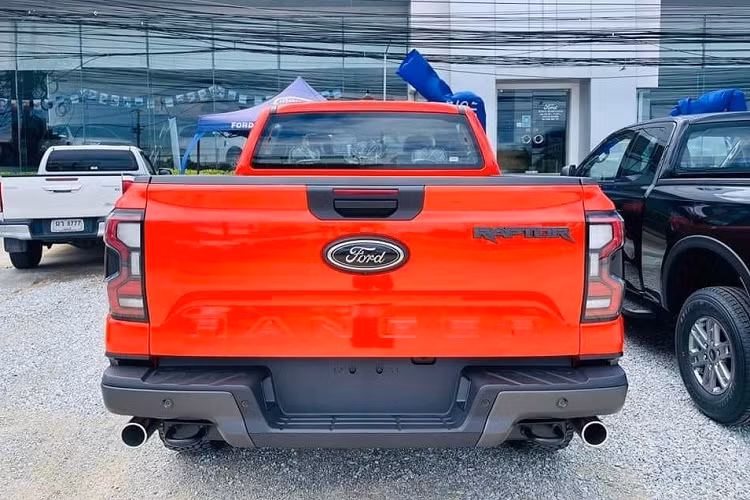 Trước đó, một số nhân viên tư vấn bán hàng của Ford tại Sài thành đã đưa ra mức cọc từ 20 triệu đến 50 triệu đồng, tùy theo độ thiện chí sẽ giúp khách hàng được ưu tiên sắp xếp trong nhóm được giao xe Ford Ranger Raptor 2023 đầu tiên.