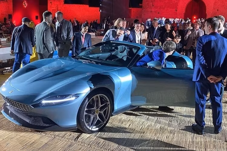 Bên trong khoang lái xe Ferrari Roma Spider được bao bọc xung quanh người ngồi với cụm đồng hồ kỹ thuật số cũng như hệ thống thông tin giải trí 8,4 inch với hướng dọc, có hỗ trợ Android Auto và Apple CarPlay không dây để giúp điều hướng dễ dàng hơn một chút.